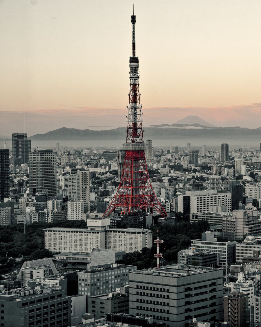 東京タワーと富士山を望む東京の街並み